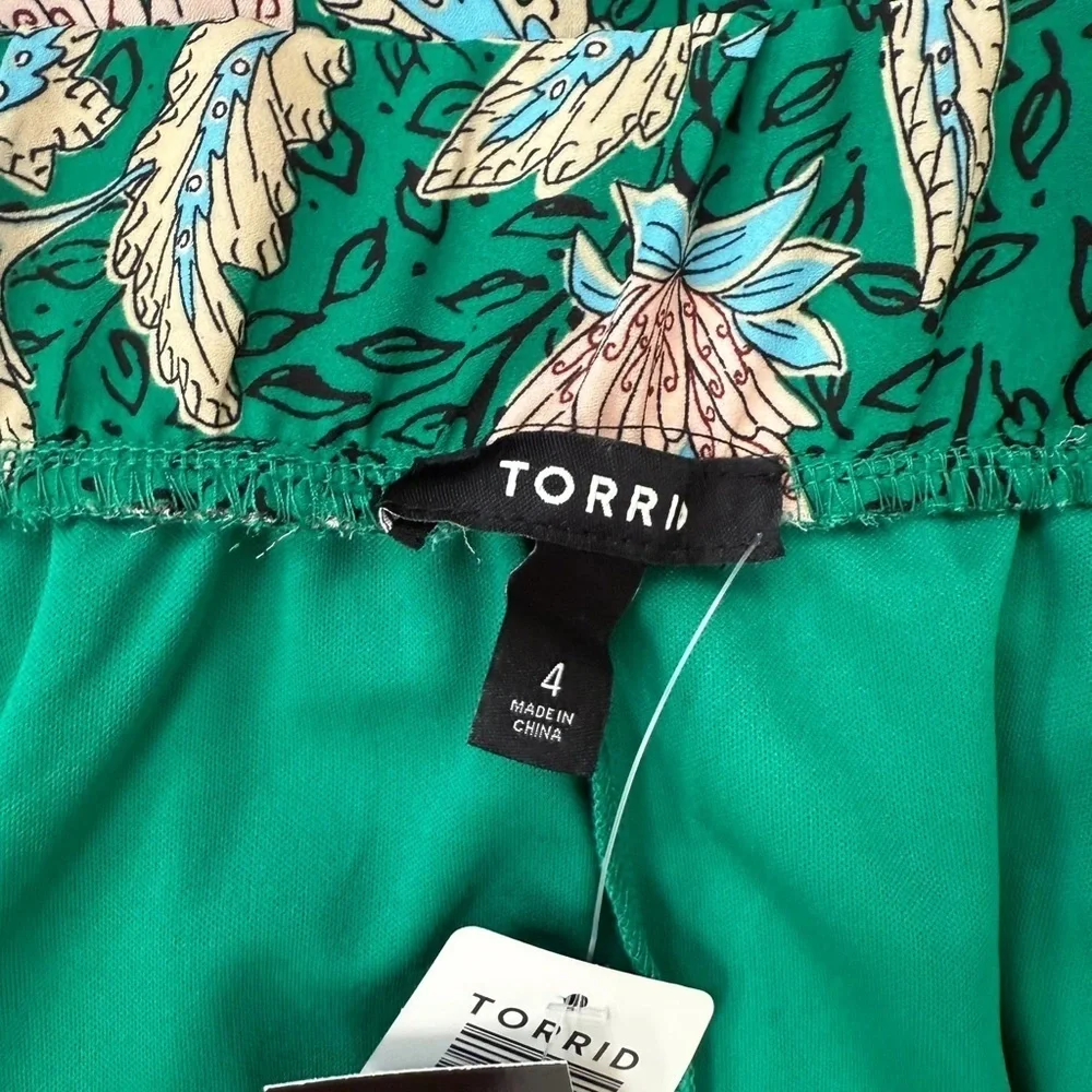 Torrid Dark Green Floral Mini Tiered Skater Skirt - New - Size 4 (26)